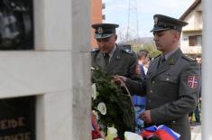 Minister Vučević lays wreath at monument to fallen soldier Zoran Ivanović in Trstenik