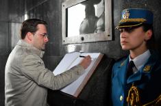 Изасланик председника Републике положио венац на Споменик Незнаном јунаку 