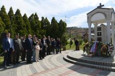 Minister Vučević lays wreath at monument to fallen soldier Zoran Ivanović in Trstenik