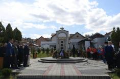 Minister Vučević lays wreath at monument to fallen soldier Zoran Ivanović in Trstenik