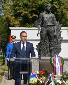 Minister Stefanović Lays Wreath on the Occasion of Anniversary of Death of Major Milan Tepić