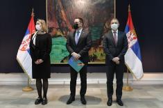 Minister Stefanović presents awards to students, winners of "Our Soldier, Our Hero" competition