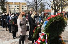 Ministar Stefanović položio vence na spomen obeležja žrtvama NATO agresije: Sa ponosom se sećamo herojskih dela