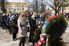 Министар Стефановић положио венце на спомен обележја жртвама НАТО агресије: Са поносом се сећамо херојских дела