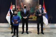 Minister Stefanović presents awards to students, winners of "Our Soldier, Our Hero" competition