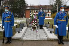 Ministar Stefanović položio vence na spomen obeležja žrtvama NATO agresije: Sa ponosom se sećamo herojskih dela