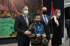 Министар Стефановић уручио награде ученицима победницима конкурса „Наш војник, наш херој"