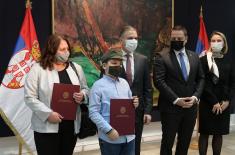 Minister Stefanović presents awards to students, winners of "Our Soldier, Our Hero" competition