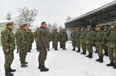 Министар Вулин на Божић са припадницима Војске Србије на бази „Врапце“