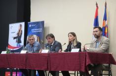 Министри Гашић и Месаровић у Зајечару разговарали са грађанима о могућностима запослења у систему одбране