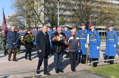 Министар Вучевић положио венац на Споменик пилотима браниоцима Београда