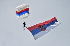 The President of the Republic and the Supreme Commander of the Serbian Armed Forces handed over military flags to the 72nd Special Operations Brigade and the 63rd Parachute Brigade