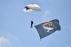 The President of the Republic and the Supreme Commander of the Serbian Armed Forces handed over military flags to the 72nd Special Operations Brigade and the 63rd Parachute Brigade