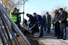 Defence Minister and the Mayor planted seedlings in front of Vasa Carapic barracks 