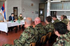 Ministar odbrane sa podoficirima i profesionalnim vojnicima u Jakovu