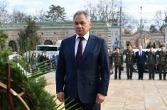 Ministers Vulin and Shoygu Laid Wreaths at the Cemetery of Liberators of Belgrade