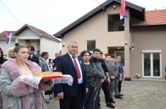 Министар Гашић у новом дому борца са Кошара 