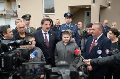 Министар Гашић у новом дому борца са Кошара 
