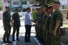 Minister Stefanović visits soldiers performing voluntary military service