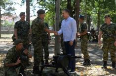 Minister Stefanović visits soldiers performing voluntary military service