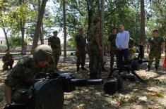 Minister Stefanović visits soldiers performing voluntary military service