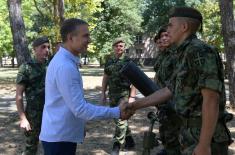 Minister Stefanović visits soldiers performing voluntary military service