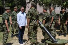 Minister Stefanović visits soldiers performing voluntary military service