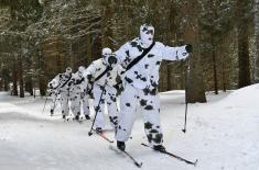 Minister Vulin at the training of the cadets of the Military Academy in winter conditions: After 20 years new equipment and training in Nordic skiing