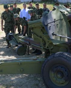 Minister Stefanović visits soldiers performing voluntary military service