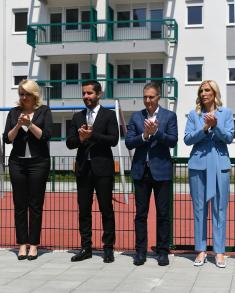 Minister Stefanović hands over apartment keys to members of security forces in Novi Sad