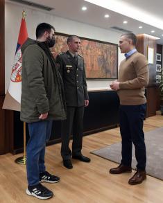 Minister Stefanović presents prizes to first winners of military history quiz