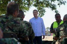 Minister Stefanović visits soldiers performing voluntary military service