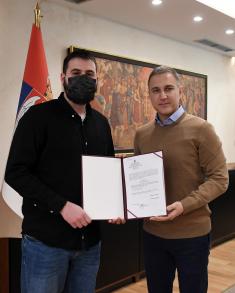 Minister Stefanović presents prizes to first winners of military history quiz