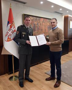 Minister Stefanović presents prizes to first winners of military history quiz