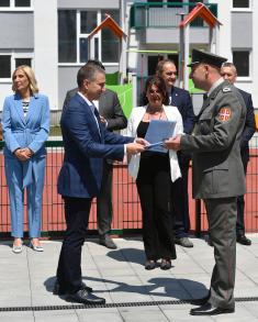 Minister Stefanović hands over apartment keys to members of security forces in Novi Sad