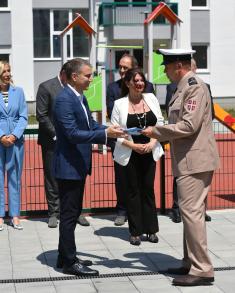 Minister Stefanović hands over apartment keys to members of security forces in Novi Sad