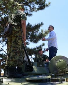 Minister Stefanović visits soldiers performing voluntary military service