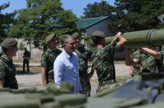 Minister Stefanović visits soldiers performing voluntary military service