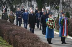 Министри одбране Србије и Италије положили венце на Новом гробљу