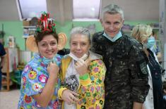 Припадници Војске Србије у акцији даривања новогодишњих пакетића