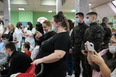 Припадници Војске Србије у акцији даривања новогодишњих пакетића