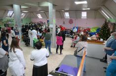 Припадници Војске Србије у акцији даривања новогодишњих пакетића