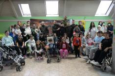 Припадници Војске Србије у акцији даривања новогодишњих пакетића