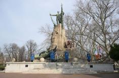 Министри одбране Србије и Италије положили венце на Новом гробљу