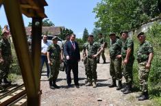 Načelnik Generalštaba obišao jedinice Vojske Srbije koje pružaju pomoć stanovništvu u Blacu i Prokuplju