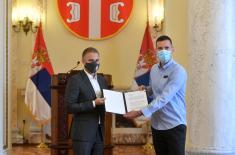 Министар Стефановић уручио 22 решења за запослење  