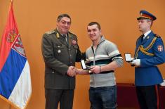 Conferring awards to the soldiers who have completed voluntary military service