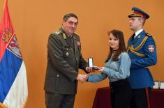 Conferring awards to the soldiers who have completed voluntary military service