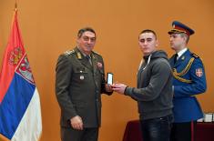 Conferring awards to the soldiers who have completed voluntary military service