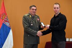 Conferring awards to the soldiers who have completed voluntary military service